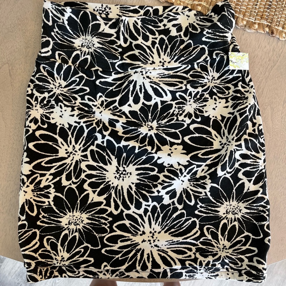 Forever 21 Black & White Floral Mini Skirt